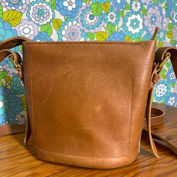 Madewell The Small Transport Leather Bucket Bag in English Saddle - Picture 7 of 11